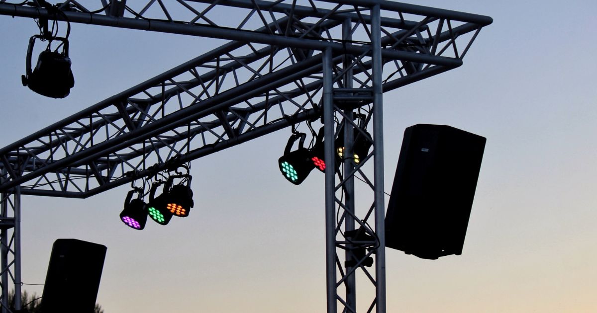 野外ライブ会場のセットと夕焼け空